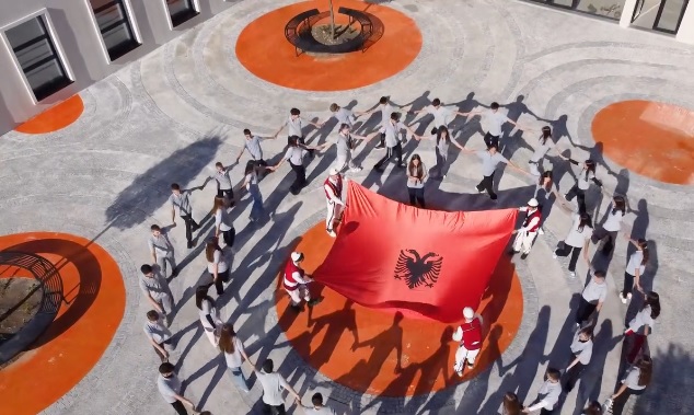 VIDEO   Në prag të festave të Nëntorit  Rama shpërndan krijimin e veçantë të nxënësve të Shkodrës