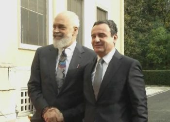 VIDEO-Si janë raportet me Kurtin? Rama shtrëngim duarsh me kryeministrin e Kosovës: Si telenovela 100 vitrinat, e do apo s’e do..