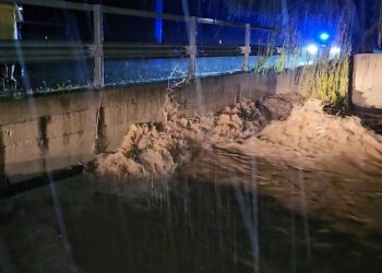 Përroi del nga shtrati dhe dëmton argjinaturën, banorët e Kamenicës në ankth nga përmbytjet