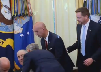 VIDEO- Lideri i kompanisë farmaceutike humb ndjenjat gjatë konferencës, bie për tokë