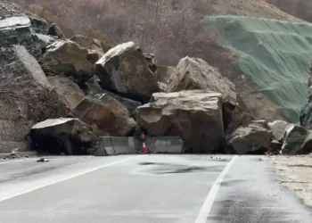 Shembja masive e shkëmbinjve bllokon aksin Qukës-Qafë Pllocë/ Devijohet qarkullimi i automjeteve