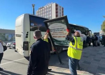VIDEO-Tabela kundër kullës 35 katëshe në Shkodër përplas Myftininë me policinë bashkiake. Ja mesazhi që përmbante…