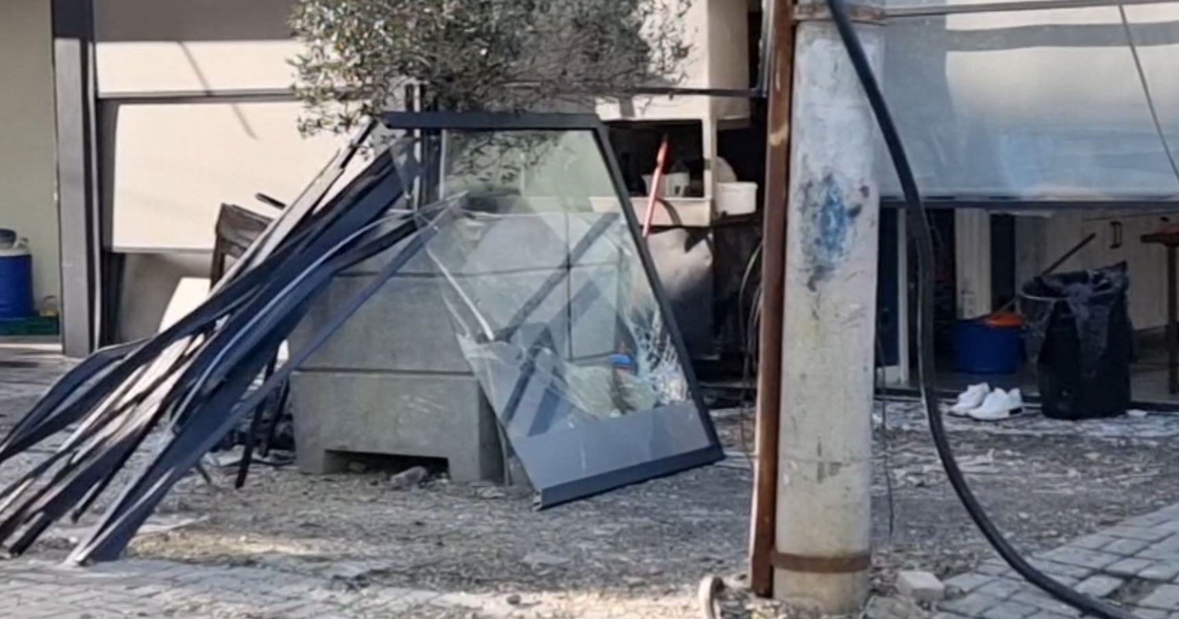 FOTOT  Shpërthimi me tritol në restorant  pamjet nga dëmi i shkaktuar  Kamerat fiksojnë autorin e maskuar  hodhi lëndën plasëse dhe  