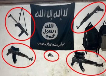 Me flamurin e ISIS në banesë, dalin pamjet nga arrestimi dy të rinjve në Pukë: Qëlluan me armë ndaj RENEA-s