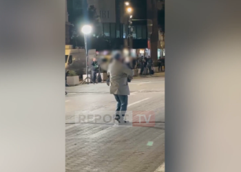 “Nis” me këngë e valle protesta e opozitës, simpatizanti feston me muzikë në bulevard