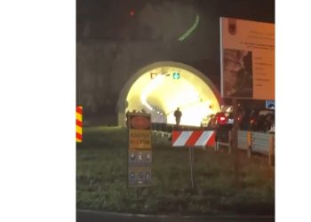 Digjet një automjet në tunelin e Skarficës, policia dhe zjarrfikësja në vendngjarje