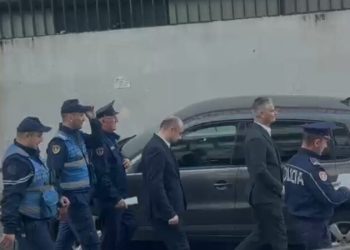VIDEO-Shoqërohen nga policia, mbërrijnë në GJKKO kreu i ARRSH Gentian Gjyli dhe Erald Elezi