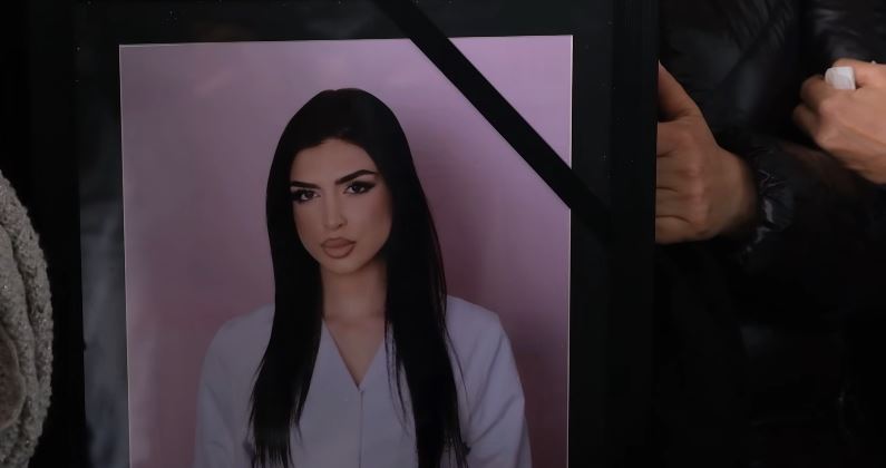 u-vra-nga-i-dashuri-i-saj-i-dha-fund-jetes-duke-u-hedhur-nga-ndertesa-shoku-i-studentes-shqiptare-e-shtyu-e-zbriti-per-te-konfirmuar-qe-kishte-vdekur