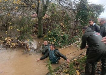 FOTOT- Dyshohet se është../ Prej më shumë se 12 orë e larguar nga banesa, 15 efektivë të forcave të mbrojtjes në kërkim të 76-vjeçares 