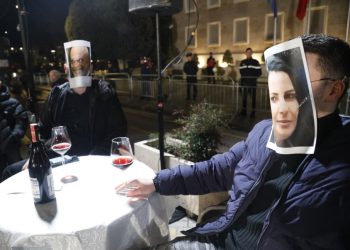 VIDEO-Të rinjtë demokratë inskenojnë…/ Simbolikat gjatë protestës së opozitës!