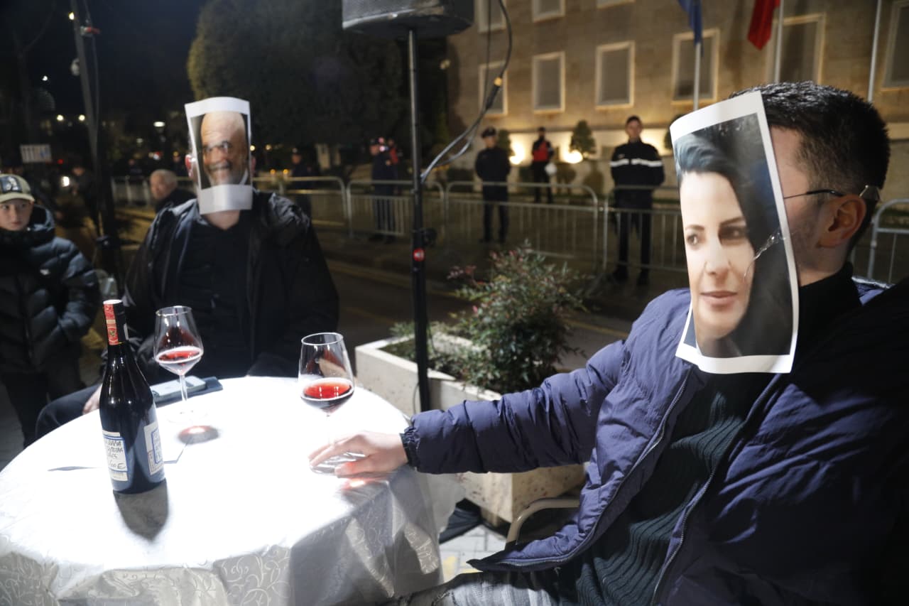 VIDEO Të rinjtë demokratë inskenojnë   Simbolikat gjatë protestës së opozitës 