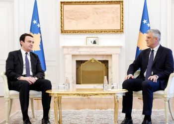 E rrallë, Kurti mbështet Thaçin: S’ka arsye ligjore përse krerët e UÇK-së të mbeten në Hagë