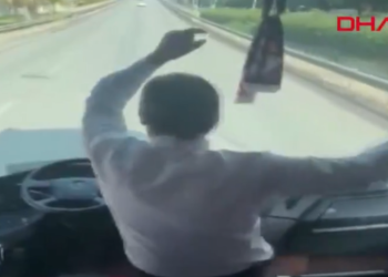 VIDEO-Çfarë guximi, shoferi lë timonin e autobusit dhe hedh valle me tifozët/ Ngjarja shkakton “trazira” në…