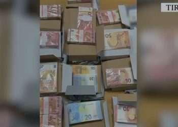 VIDEO-Sekuestrohen 11 pako me euro të falsifikuara gati të hidheshin në treg, arrestohen 4 të rinj në Tiranë