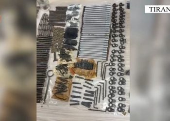 “Gun Expert”/ Përdorte taksinë e tij për të furnizuar grupet kriminale me armë dhe drogë, arrestohet 46 vjeçari në Tiranë (EMRI-VIDEO)