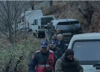 VIDEO- Fushë-Arrëz, banesa e rrethuar nga policia në Orosh/ Identifikohet dhe personi i dytë i armatosur(EMRI)