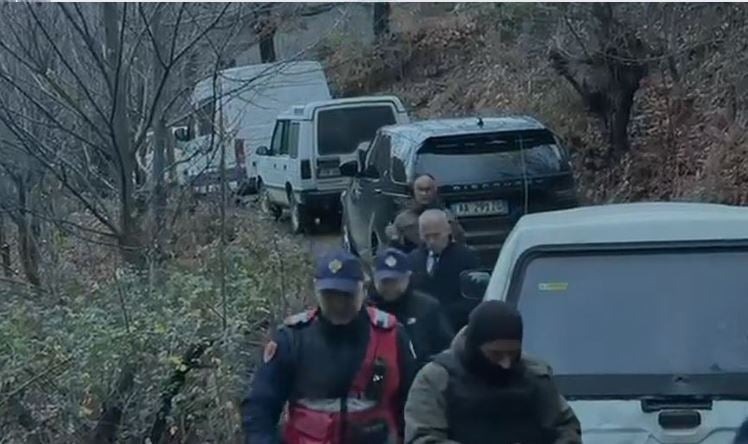 VIDEO  Fushë Arrëz  banesa e rrethuar nga policia në Orosh  Identifikohet dhe personi i dytë i armatosur EMRI 