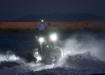 Tragjedi në brigjet greke/ Mbytet varka me emigrantë, raportohet për disa të vdekur