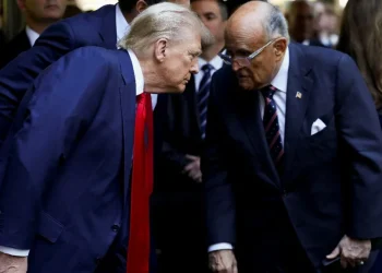 Trump fal Rudy Giulianin dhe të tjerë anëtarë të ekipit të fushatës së tij, por jo veten