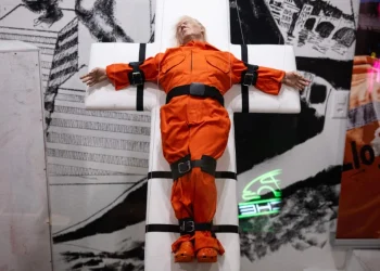 (FOTOT)Shkakton reagime të shumta/ I lidhur në një kryq, ekspozohet skulptura prej dylli e Trump në Zvicër