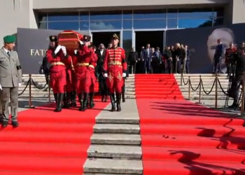 Përfundojnë homazhet/ Ish-kryeministri dhe lideri historik i PS, Fatos Nano përcillet për në banesën e fundit