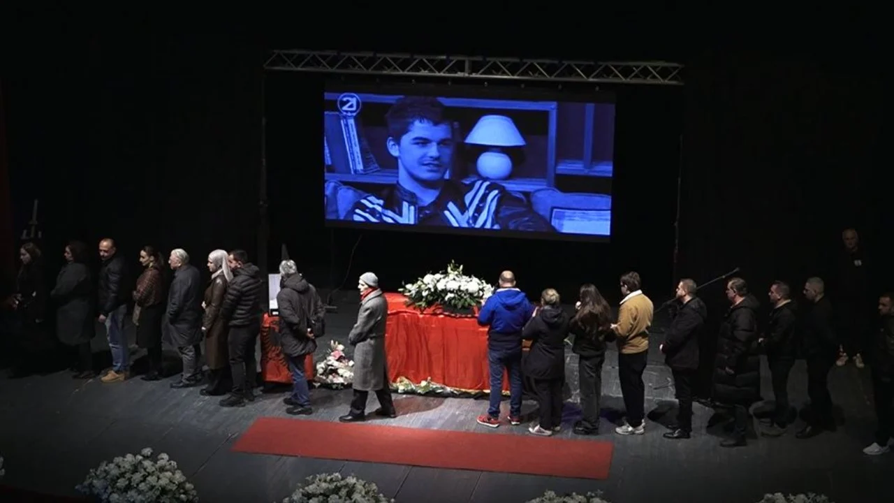  Zoti e shpërbleftë me parajsë   Shpat Kasapi përcillet për në banesën e fundit me duartrokitje