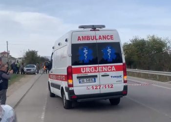 Tiranë, aksident tragjik në Zall Bastar, makina del nga rruga dhe bie në humnerë! 2 persona humbin jetën (DETAJET)