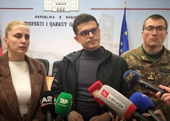 Moti i keq/ Ministri Vengu nga Gjirokastra: Rreziku ende s’ka kaluar, vijojnë kërkimet për 76-vjeçaren e zhdukur në Korçë