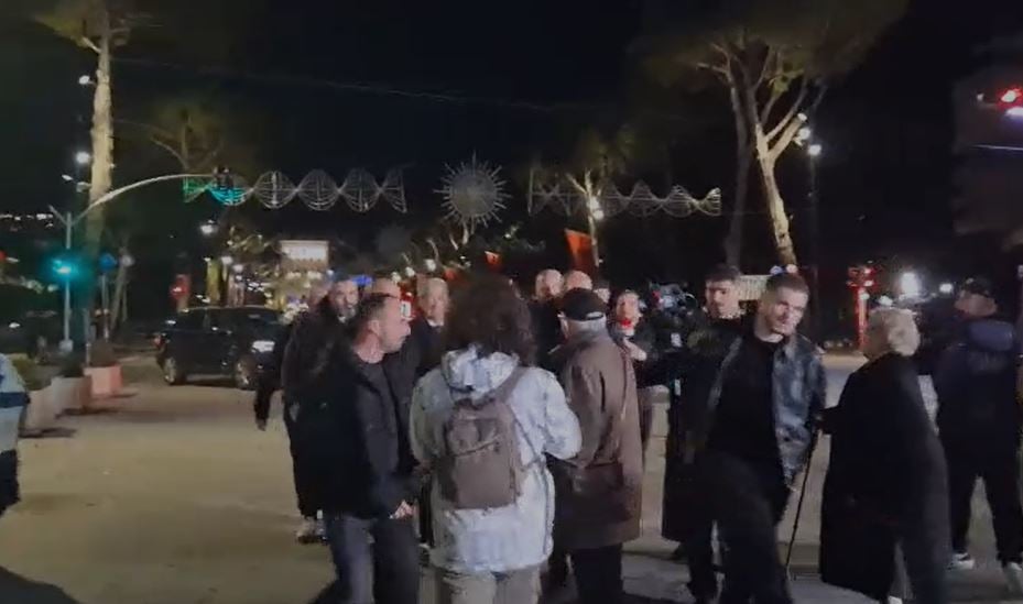 VIDEO Duke shkuar drejt Kryeministrisë  Qytetari tenton ta ndalojë Berishën  ndërhyn truproja  