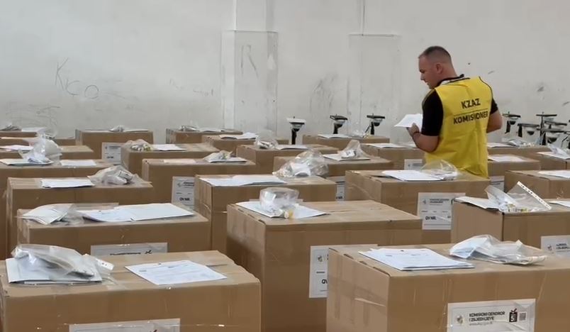 Vlora në prag të zgjedhjeve  Mbi 173 mijë qytetarë priten të votojnë për kryebashkiakun e ri  Nis shpërndarja e bazës materiale