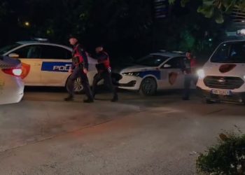 Plas sherri mes tre personave në Vlorë, plagoset rëndë me thikë njëri prej tyre/ Shoqërohen në polici autorët e dyshuar (EMRAT)