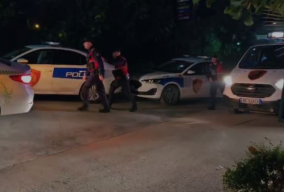 Plas sherri mes tre personave në Vlorë  plagoset rëndë me thikë njëri prej tyre  Shoqërohen në polici autorët e dyshuar  EMRAT 