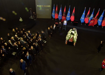 “Me topa, me lule, me lot…”/ Ish-kryeministri Fatos Nano prehet në varrezat e Sharrës