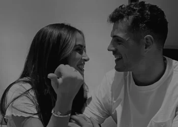 “Model frymëzimi për kombin tonë”/ Fishkëllimat për Granit Xhakën në Prishtinë, reagon bashkëshortja dhe vëllai i tij