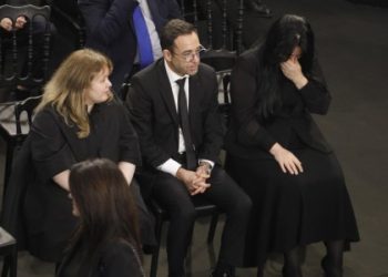 FOTOLAJM- Emocion dhe trishtim për ndarjen nga jeta të Fatos Nanos, bashkëshortja e tij, Xhoana nuk mban dot lotët