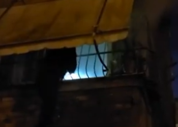 VIDEO-Zjarr në një banesë në lagjen ‘Isa Boletini’ të Vlorës. Zjarrfikësit hyjnë nga ballkoni…