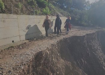 Bashkia Delvinë kërkon ndihmë, banorë të tre fshatrave të bllokuar nga shembja e rrugës