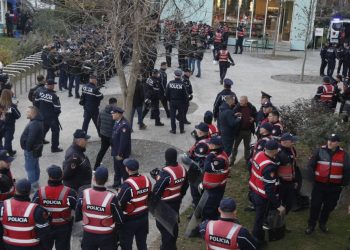 Policia dhe RENEA ‘rrethojnë’ Kryeministrinë! Lapaj i hap vend Berishës, largohet nga bulevardi