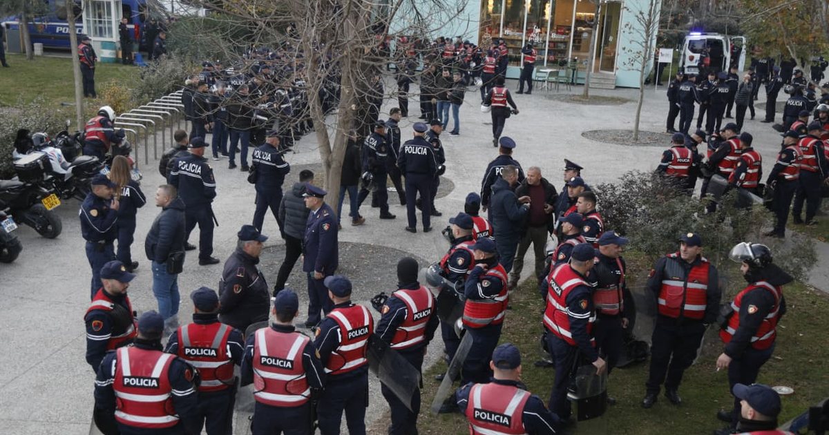 Policia dhe RENEA  rrethojnë  Kryeministrinë  Lapaj i hap vend Berishës  largohet nga bulevardi