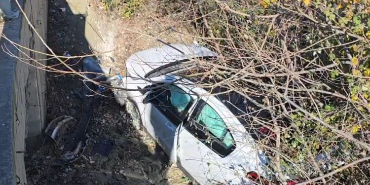 Iu bllokua timoni i makinës dhe ranë në kanal, aksidentohet rëndë çifti i bashkëshorteve në aksin Lushnjë-Berat