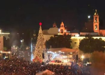 Ndizet për herë të parë që nga fillimi i luftës në Gaza pema e Krishtlindjeve në Betlehem