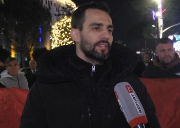 Protesta përpara Kryeministrisë, Lapaj: Ftojmë të djathtë e të majtë të na bashkohen! Do të qëndrojmë këtu derisa…