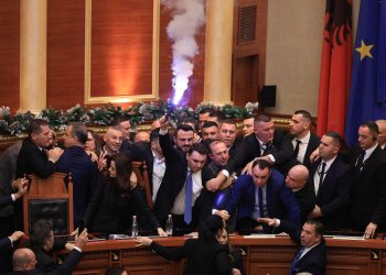 Flakadanë, përplasje e kaos! Mbyllet pas dhunës së PD, seanca e fundit për 2025