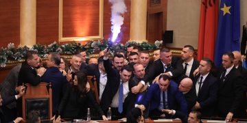 Flakadanë, përplasje e kaos! Mbyllet pas dhunës së PD, seanca e fundit për 2025