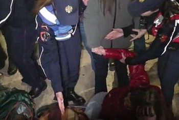 VIDEO / Protesta te Kryeministria, përplasje mes policisë dhe mbështetësve të Lapajt