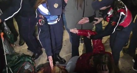 VIDEO   Protesta te Kryeministria  përplasje mes policisë dhe mbështetësve të Lapajt