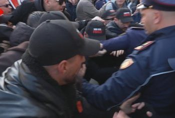 3 orë protestë e përplasje para Kryeministrisë, shoqërohen në polici 4 aktivistë të “Shqipëria Bëhet”