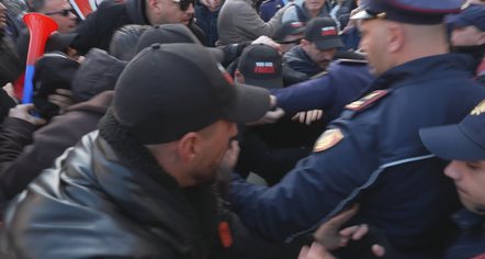 3 orë protestë e përplasje para Kryeministrisë  shoqërohen në polici 4 aktivistë të  Shqipëria Bëhet 