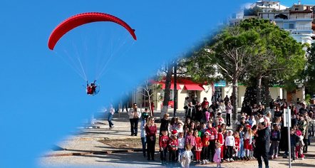 VIDEO   Në Himarë  Babagjyshi zbret nga qielli me parashutë