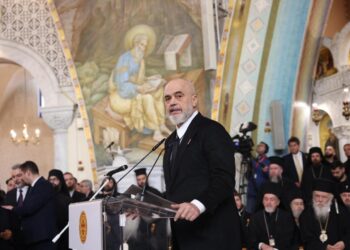 Besimtarët e krishterë festojnë sot Krishtlindjen, Rama uron me “Çetën e Profetëve”